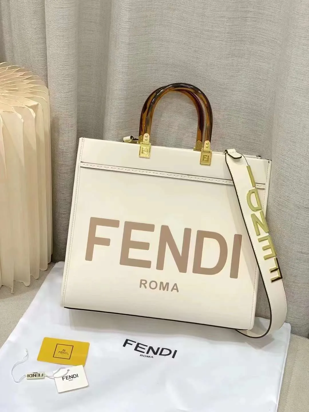 Fashion Fendi tote