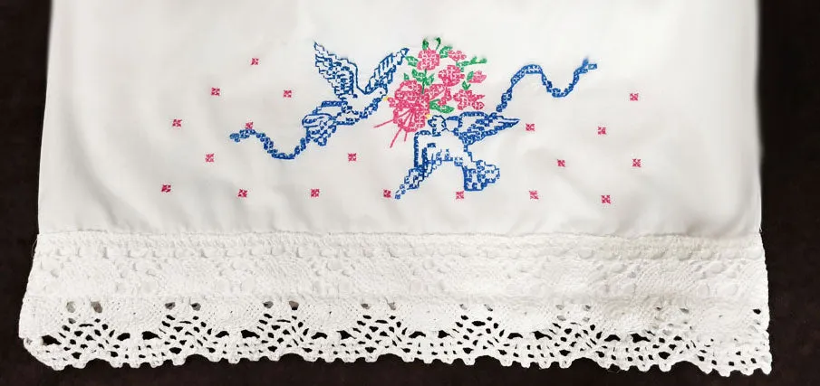 *SO ROMANTIC - VINTAGE HAND CROCHETED & EMBROIDERED BLUE BIRDS & BOUQUETS OF FLOWERS SCALLOPED PILLOW CASES - 1 PAIR - COTTAGE LOOK - NEW OLD STOCK NEVER USED